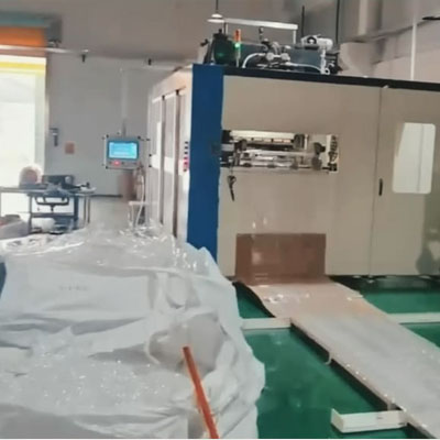宏浩智能設備客戶工廠生產(chǎn)盛裝藍莓盒子